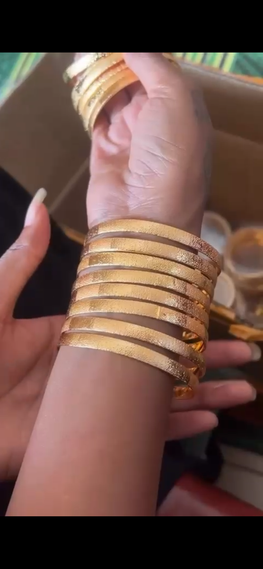 Box de 8 pièces Bracelets Plaqué Or parfait pour tout événement